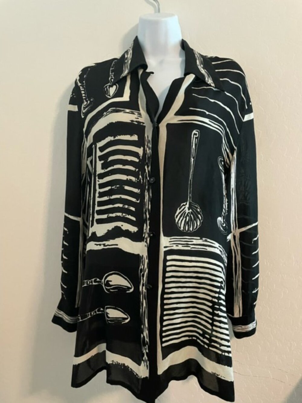 Peter Nygard Black/tan Women’s Top Size 12 long/tunic blouse geometric print